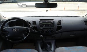 2010 MODEL TOYOTA HILUX 4x2 COMFORT